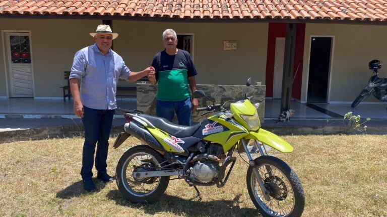 APACCO RECEBE MOTO EM PARCERIA COM O SECRETÁRIO JOAQUIM HUGO